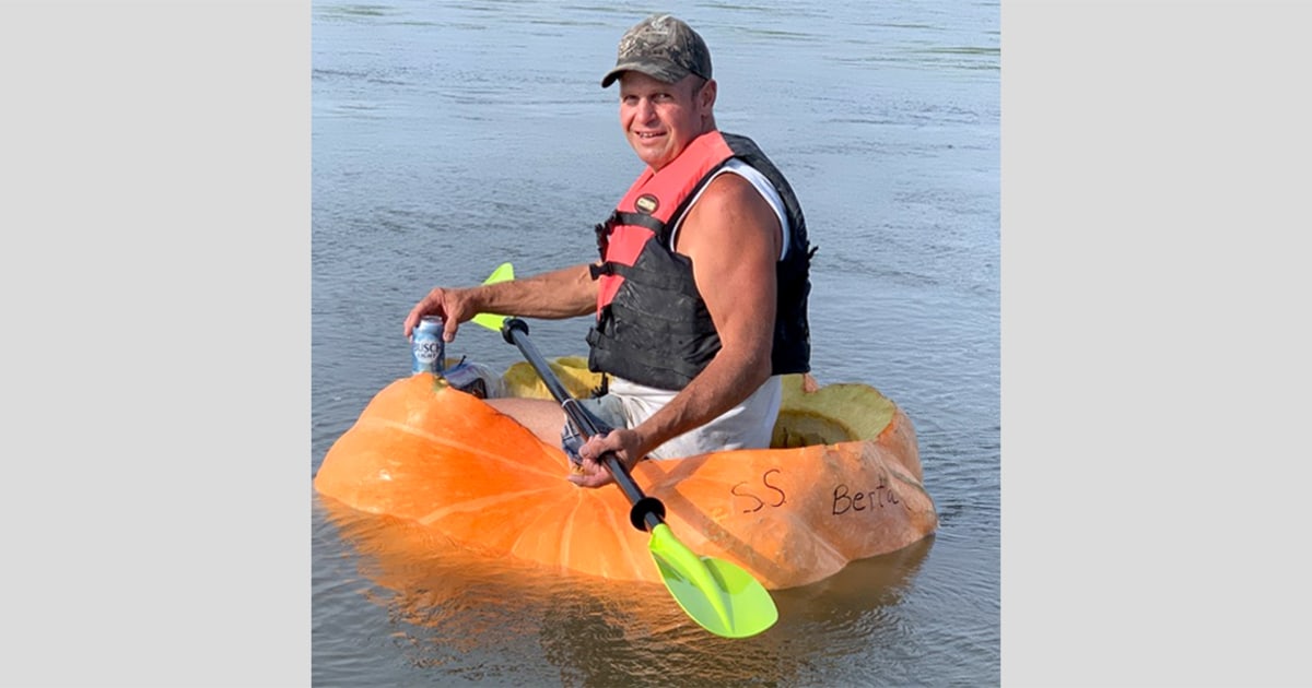 Man Paddles 38 Miles Down The Missouri River In A Giant Pumpkin   220829 Duane Hansen Pumpkin Ac 1007p 85bb37 