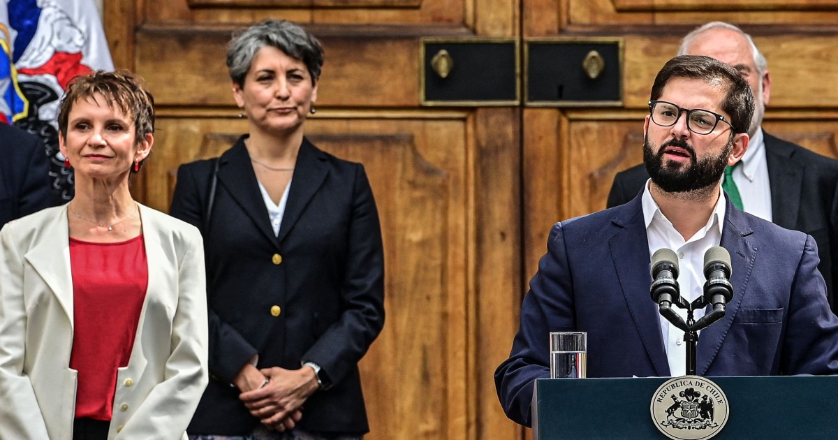 Presidente chileno Boric cambia de gabinete luego de que votantes rechazaran nueva constitución