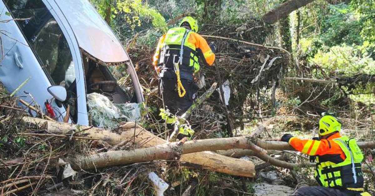 Les eaux de crue tuent au moins 10 personnes en Italie alors que les gens grimpent aux arbres pour se mettre en sécurité