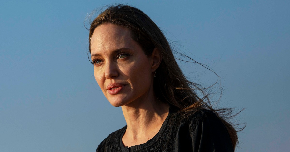 Penyakit yang disebabkan oleh banjir melanda Pakistan saat Angelina Jolie melakukan kunjungan mendadak