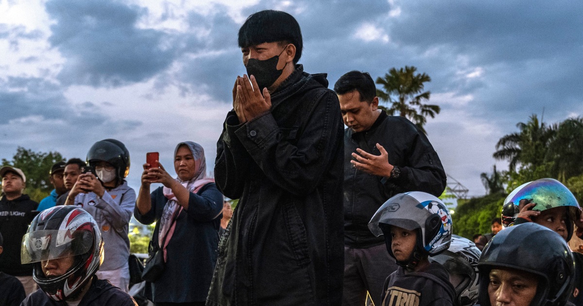 La police indonésienne affirme que les portes de sortie du stade étaient trop petites pour s’échapper après la catastrophe du football
