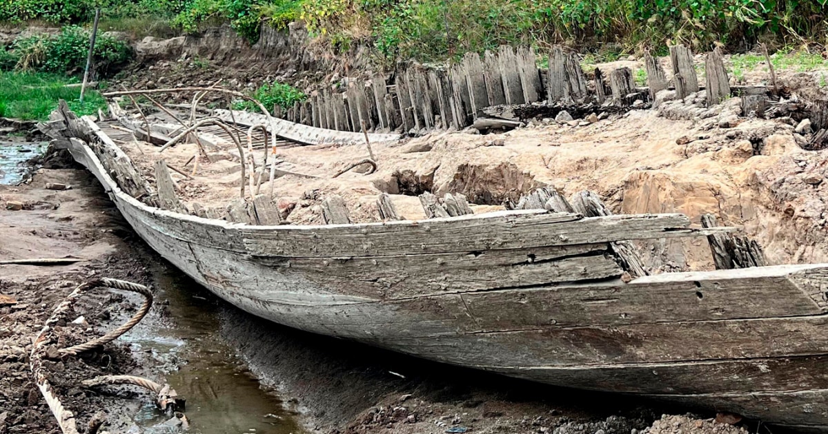 shipwreck-emerges-along-mississippi-river-bank-as-water-level-drops