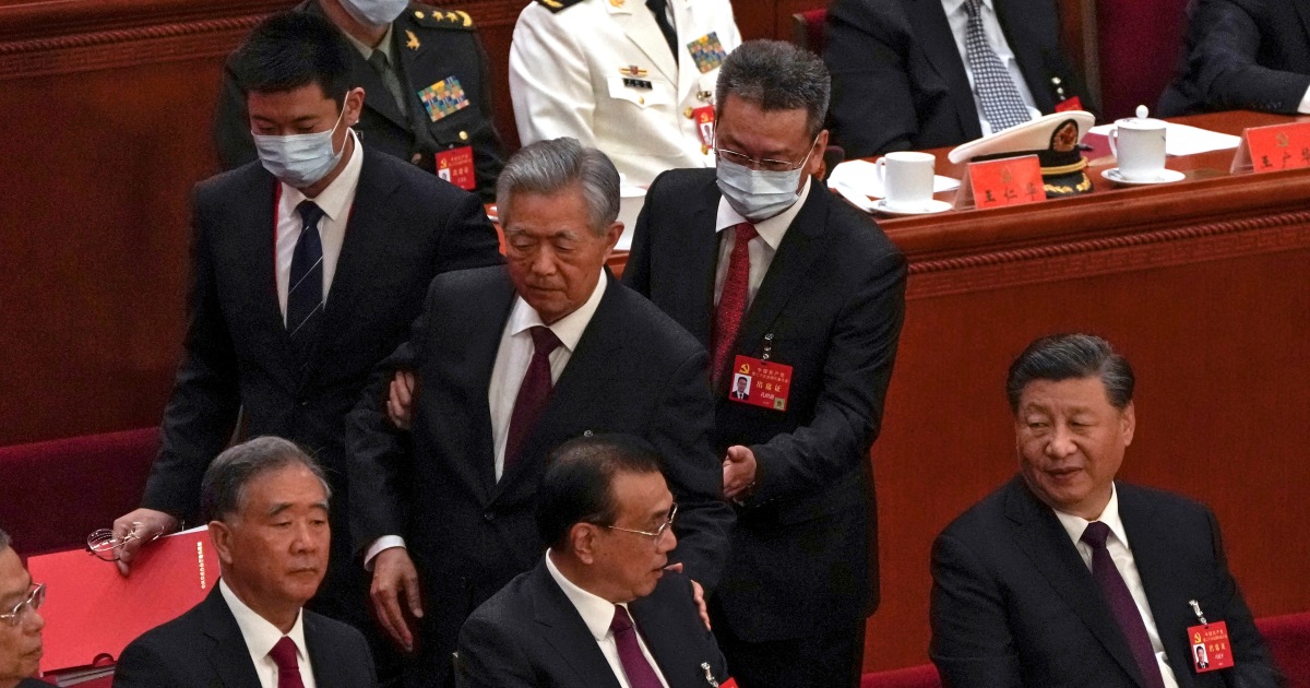Mystère alors que l’ancien dirigeant chinois est escorté hors du Congrès du Parti communiste devant les médias mondiaux