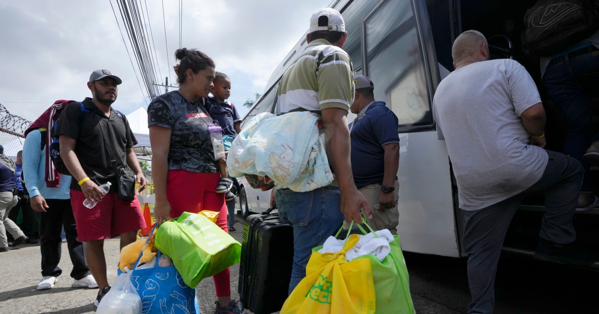Venezolanos varados en Panamá por cambio de política de EE.UU. regresan a casa