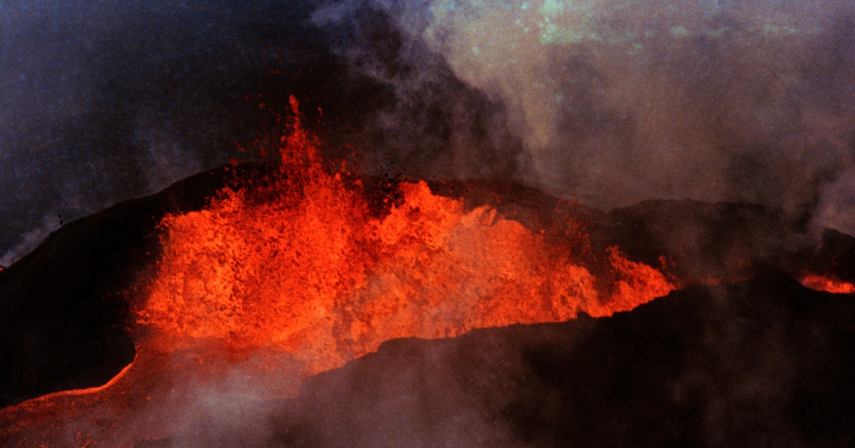World's largest active volcano, Mauna Loa, erupts in Hawaii