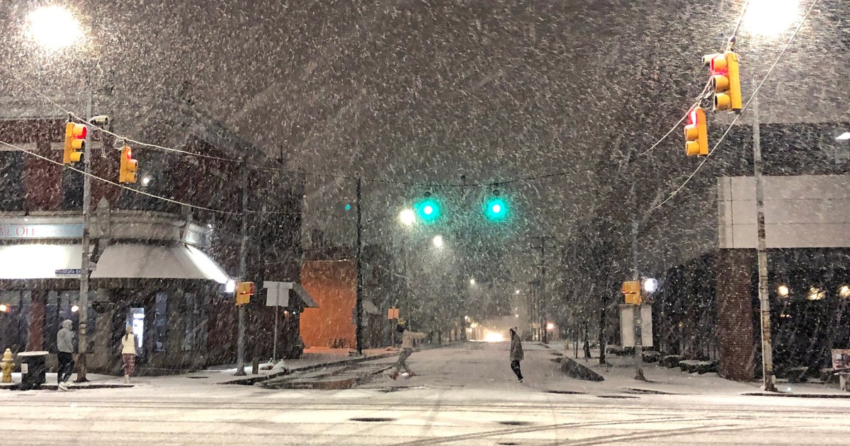 Buffalo braces for 'historic' snowfall set to paralyze hardest-hit communities thumbnail