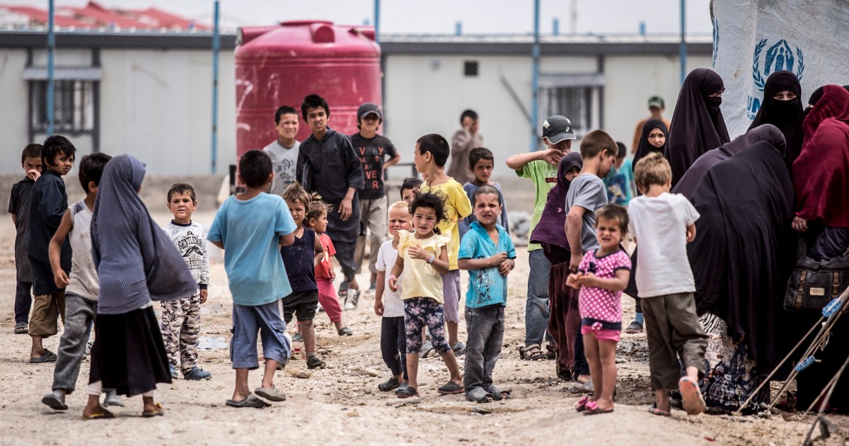 À l’intérieur du camp de réfugiés syriens où les fournitures sont faibles et les craintes de l’EI sont élevées