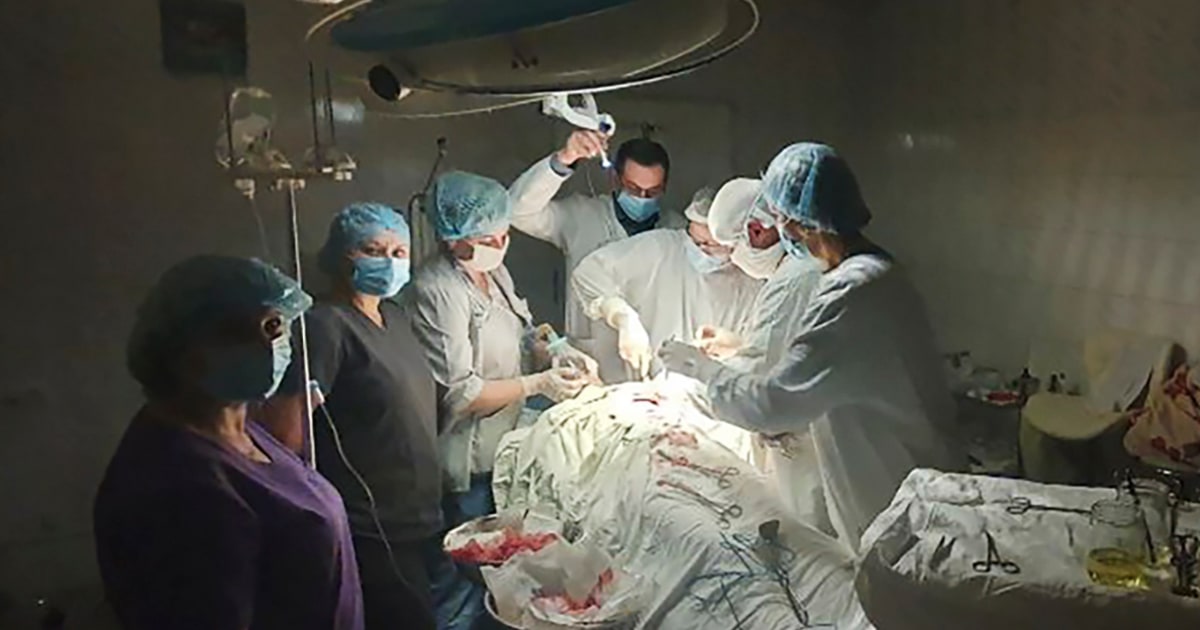 Los cirujanos trabajan con una linterna cuando Rusia llega a la red eléctrica de Ucrania