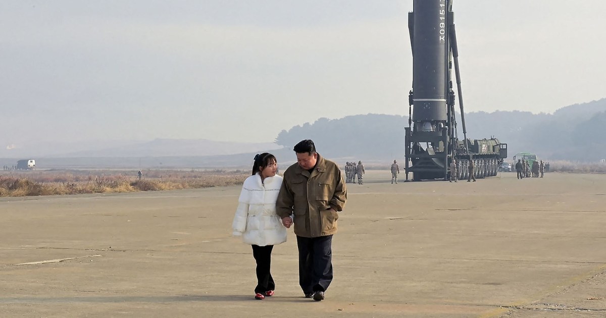 كيم جونغ أون يكشف عن ابنته خلال تجربة صاروخ باليستي في كوريا الشمالية