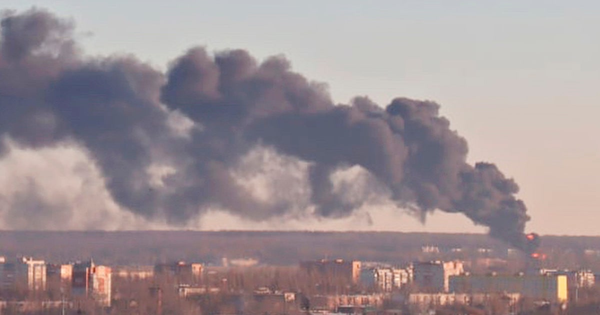 乌克兰无人机袭击了俄罗斯的空军基地。 这就是它的意思。