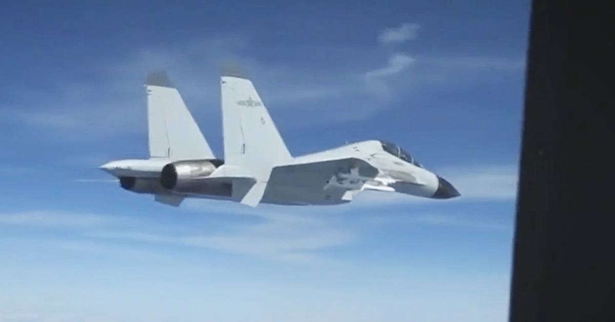 Un avion de chasse chinois vole à quelques mètres d’un avion militaire américain