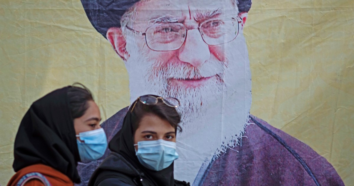 Líder supremo do Irã, Khamenei, sugere relaxamento das regras do hijab