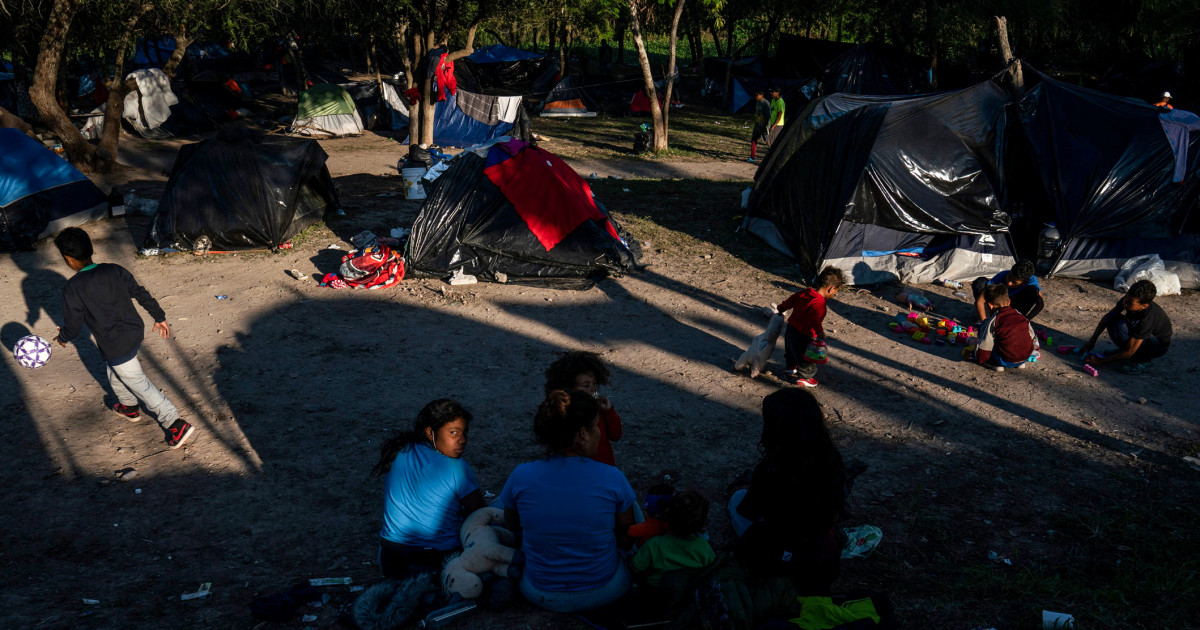 Migrants now asked to use app to seek U.S. asylum; advocates raise concerns