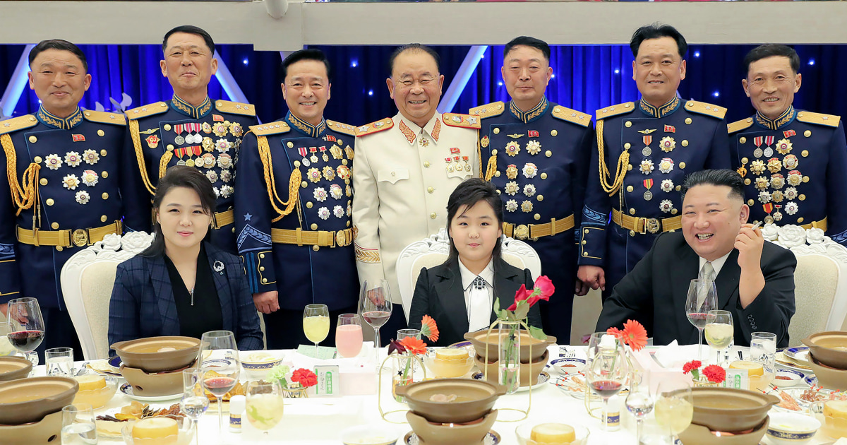 North Korean Leader Kim Jong Un Brings Daughter To Visit Troops Flipboard 