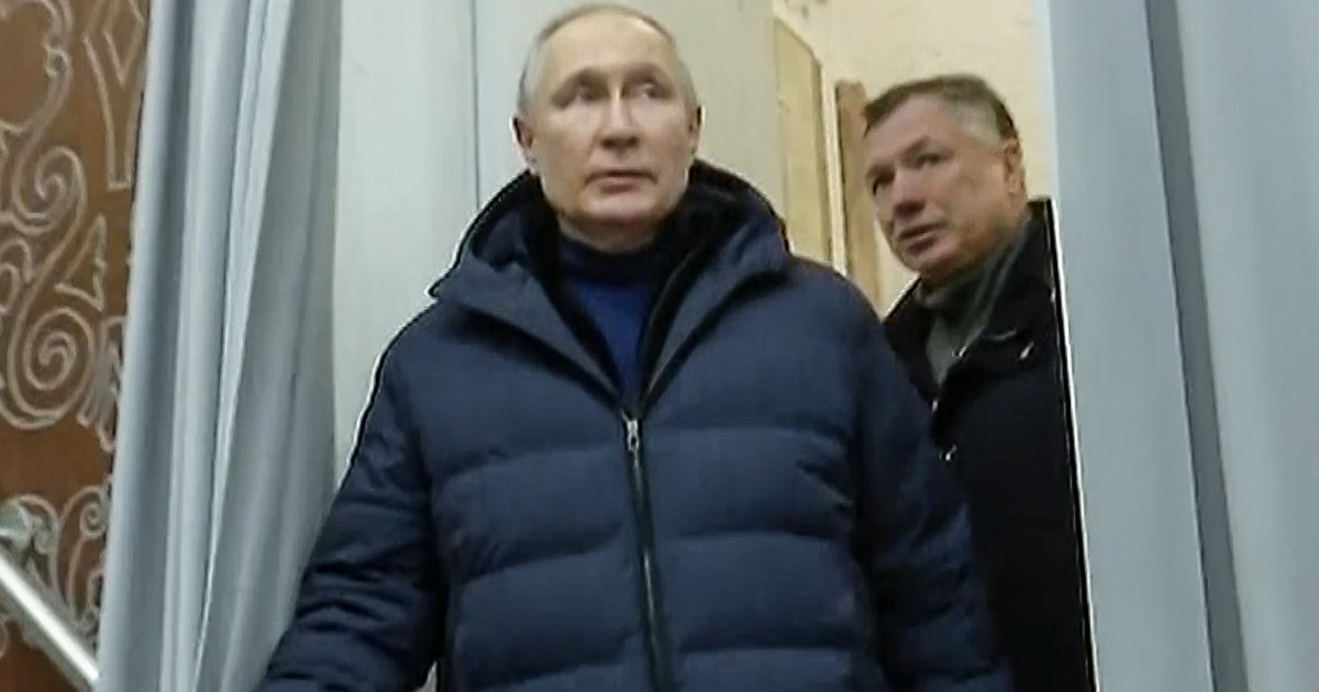 Le défiant Poutine visite Marioupol lors de son premier voyage dans l’est de l’Ukraine occupée