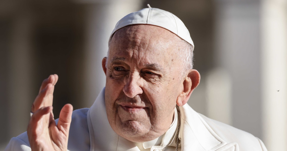 Le pape François “s’améliore” à l’hôpital après une nuit tranquille, selon le Vatican