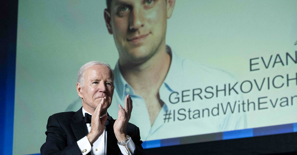 Biden elogió al periodista encarcelado Evan Gershkovich por su valentía;  sus compañeros lo elogiaron por “simplemente hacer su trabajo”