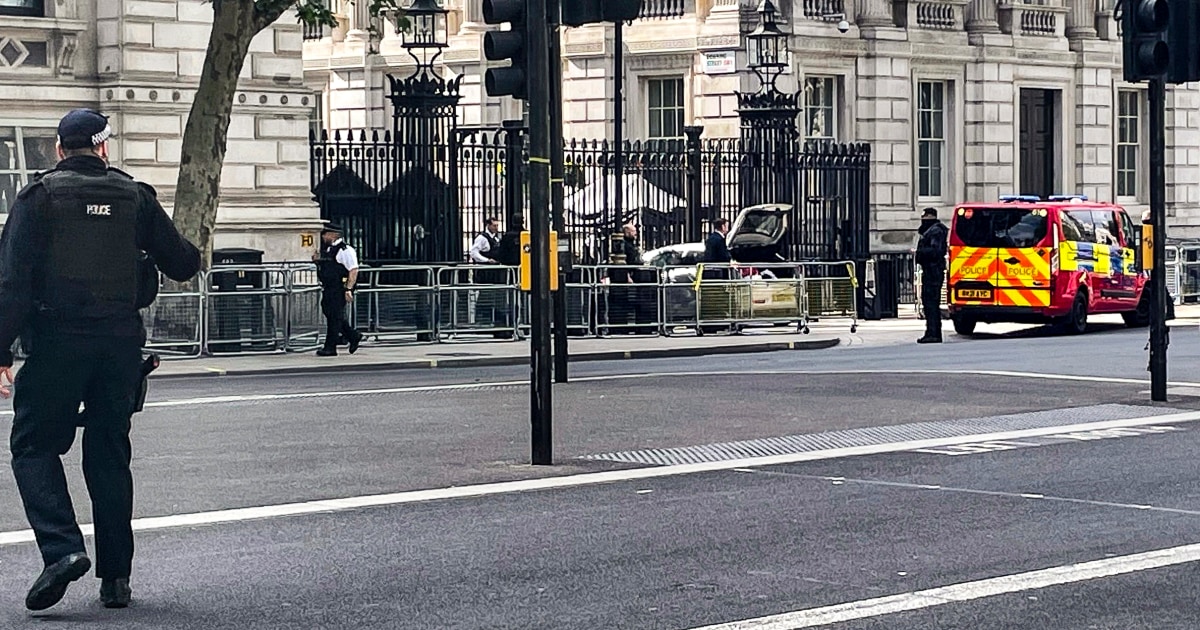 Un coche entra por las puertas de Downing Street, donde vive el primer ministro británico
