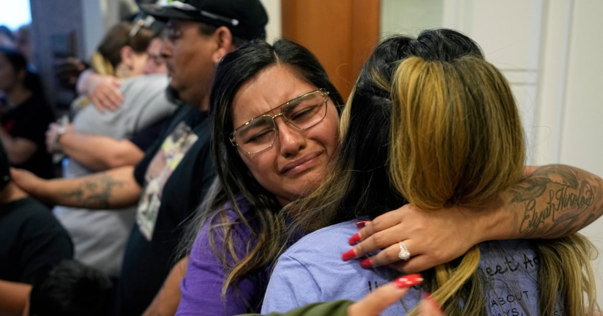 Las dolidas familias de Uvalde ponen a prueba a la industria