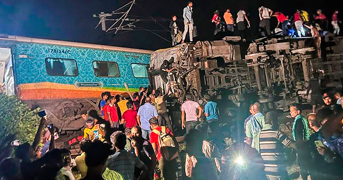 Decenas de muertos y más de 350 heridos tras descarrilamiento de trenes en India, según autoridades