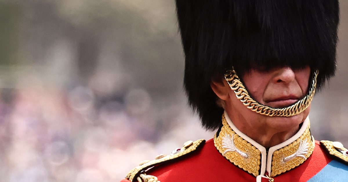 Le roi Charles de Grande-Bretagne monte à cheval lors du premier défilé “Trooping the Colour”