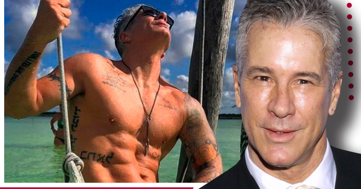 Fernando Carrillo muestra todo lo que Dios le dio y se desnuda frente