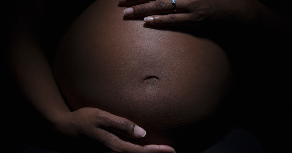 Чернокожа жена в Охайо беше обвинена след спонтанен аборт в банята си. Експертите предупреждават за опасния прецедент.