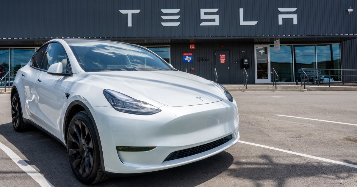 Tesla изтегля 2,2 милиона електрически превозни средства в САЩ поради опасения с предупредителните светлини