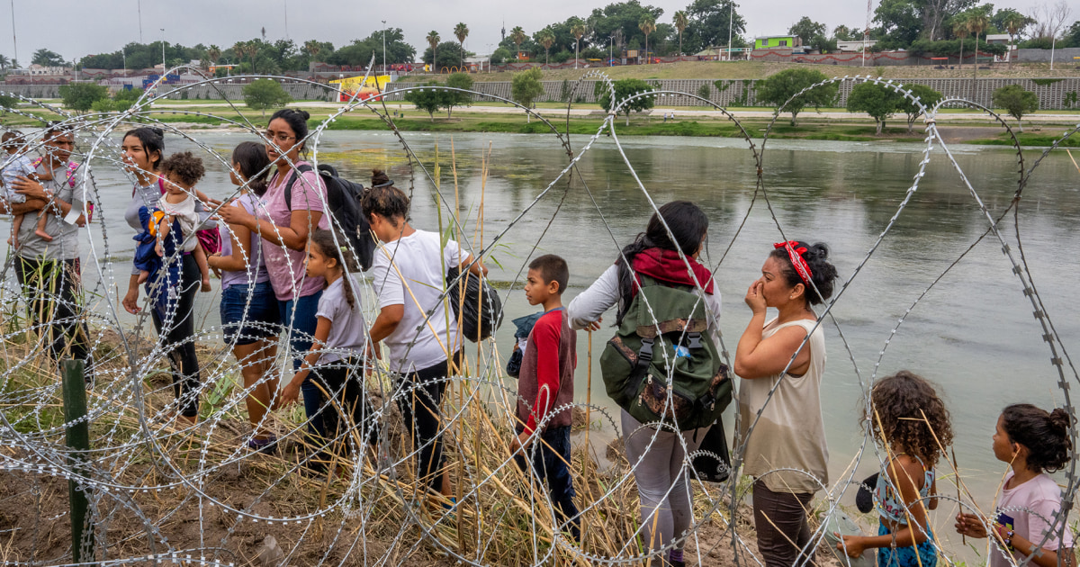 Biden impone en más ciudades el toque de queda para inmigrantes que ...
