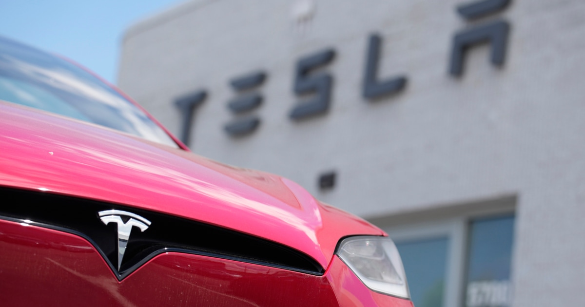 Tesla изтегля повече от 120 000 автомобила заради врати които
