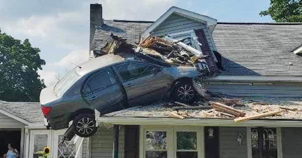 Mobil menabrak lantai dua rumah Pennsylvania