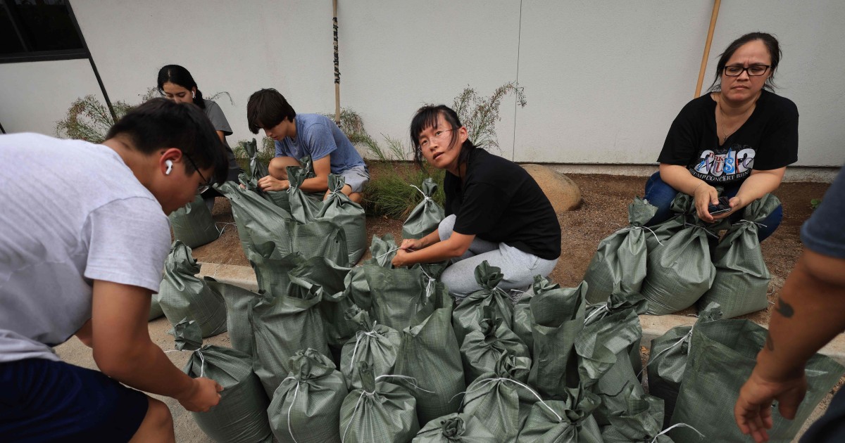 Pembaruan langsung Hurricane Hilary: Jutaan orang di bawah peringatan badai tropis saat California bersiap menghadapi hujan lebat