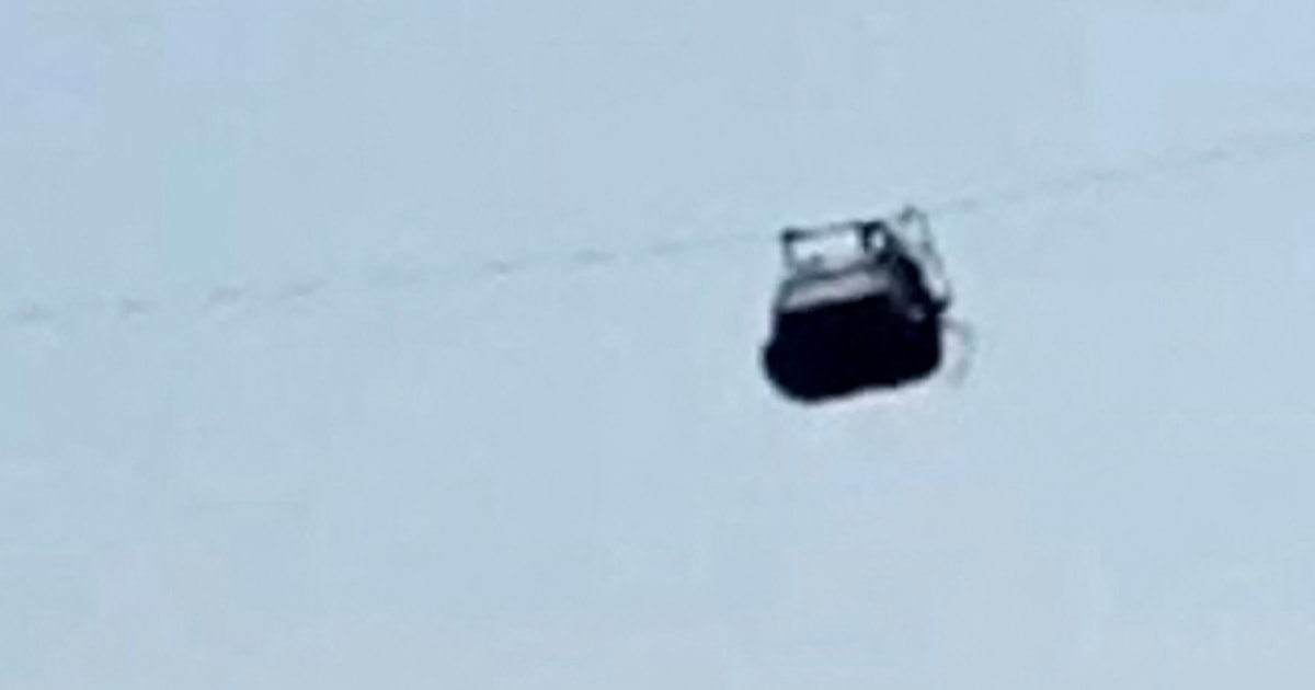 Pakistan chairlift breaks, children stuck 900 feet in the air