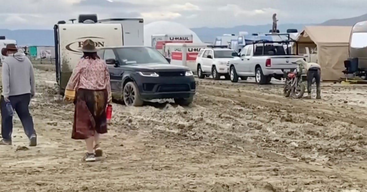 Burning Man mencabut lockdown dan mengatakan “eksodus” dari lokasi berlumpur sedang berlangsung