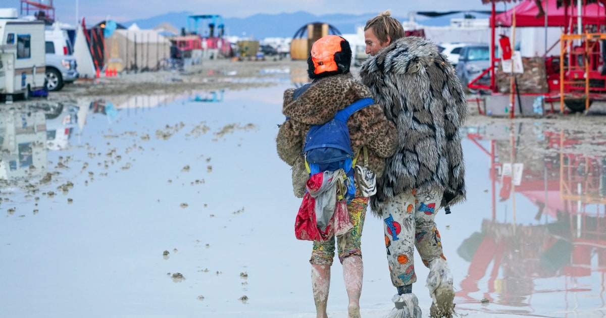 Присъстващите на Burning Man бяха посъветвани да се „подслонят на място“ и да спестят храна и вода поради проливния дъжд