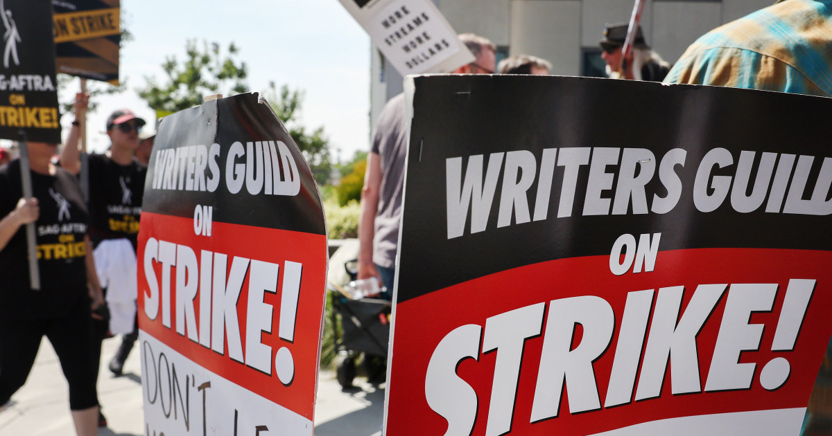 소식통에 따르면 작가들의 파업 협상은 인공지능 관련 언어에 달려 있다고 합니다.
