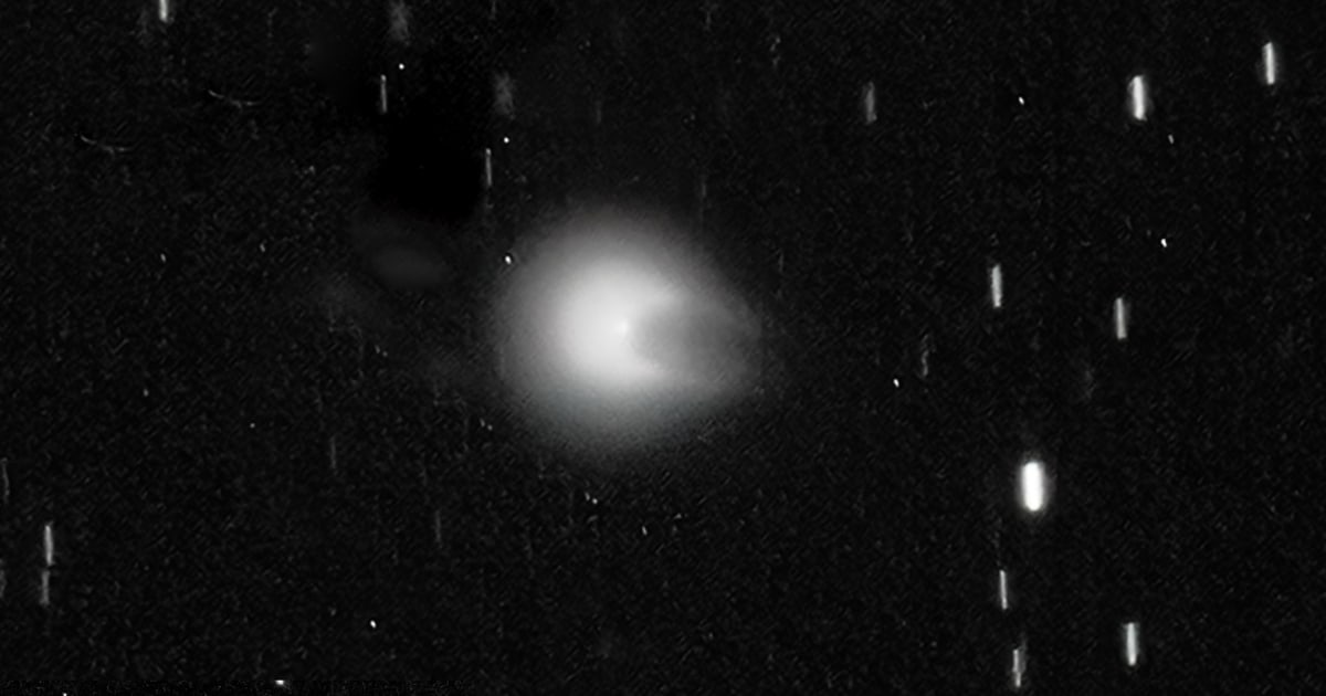 Дяволска комета известна със своите случайни изблици в момента се