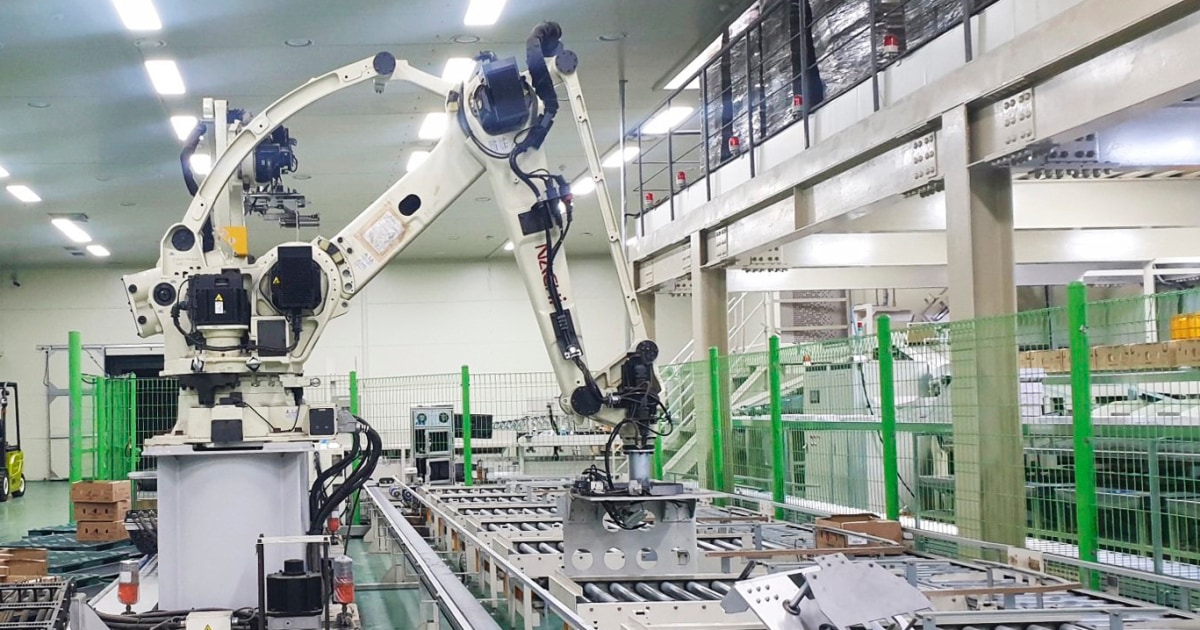 로봇이 한국의 포장 공장에서 작업자를 짓밟습니다.