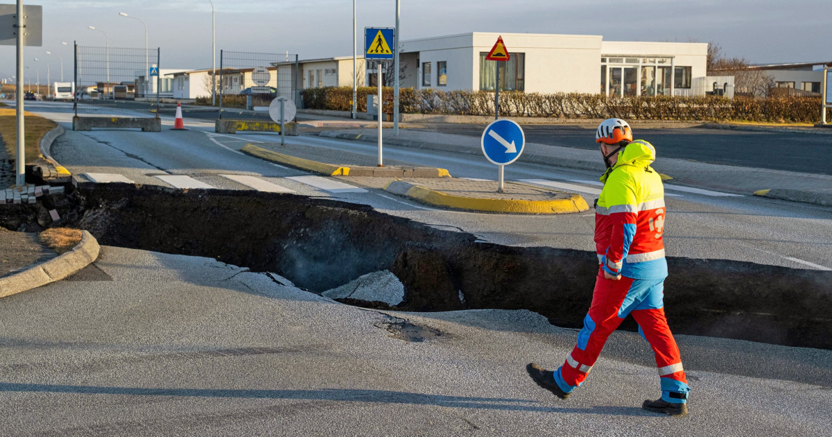 As hundreds of earthquakes shake Iceland, authorities warn of a 'high likelihood' of volcanic eruption