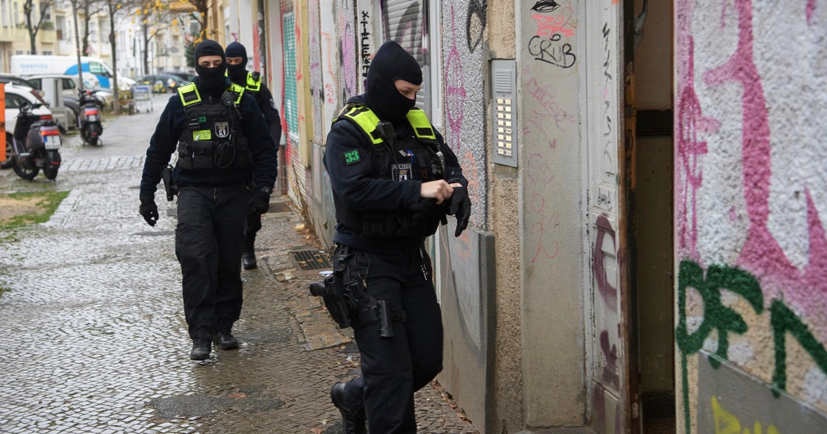 Полицейски служители в Германия са претърсили домовете на около 20