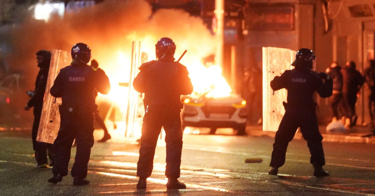Ирландската полиция охраняваше ограбените магазини а пожарникарите охлаждаха тлеещи превозни