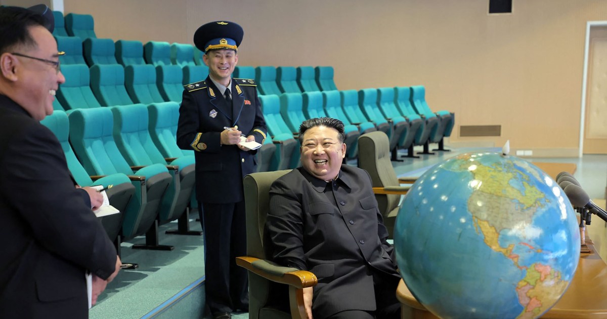 Ким на Северна Корея инспектира шпионски сателитни снимки на „целеви региони“