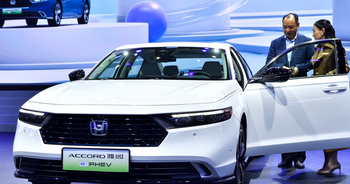 Honda изтегля почти 304 000 Accord и HR-V поради дефект на предпазния колан