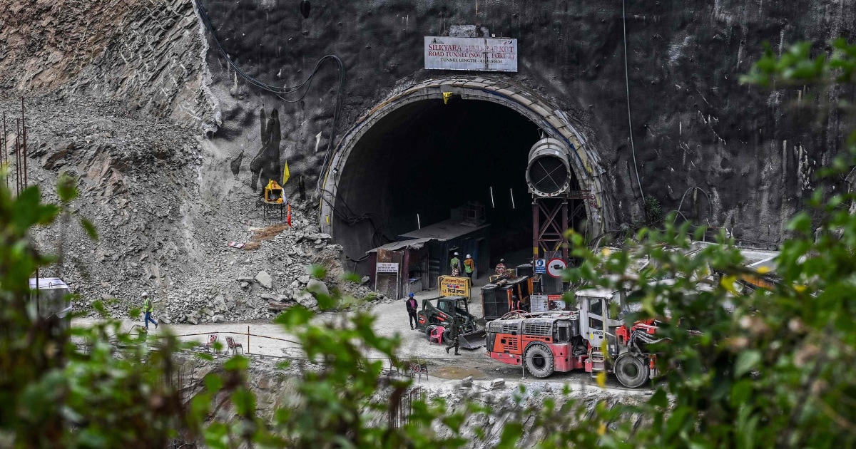 Спасители опитват ръчно копаене, за да освободят 41 индийски работници, блокирани в тунел