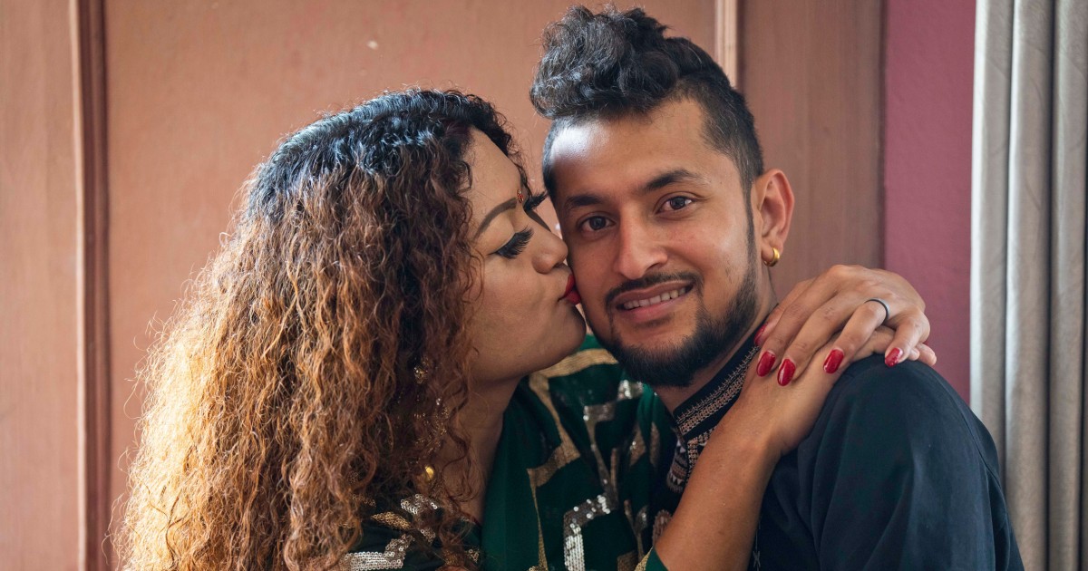КАТМАНДУ Непал — ЛГБТК двойка в Непал в сряда стана