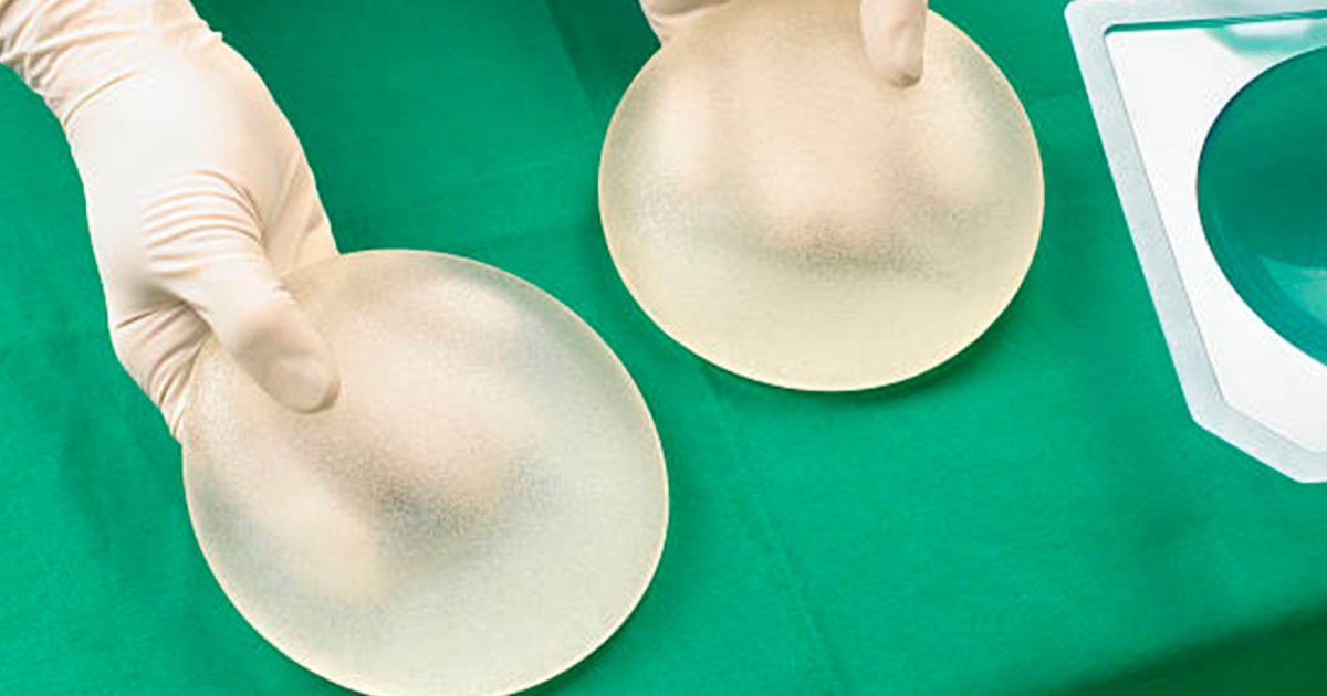 Con implantes de seno salvan la