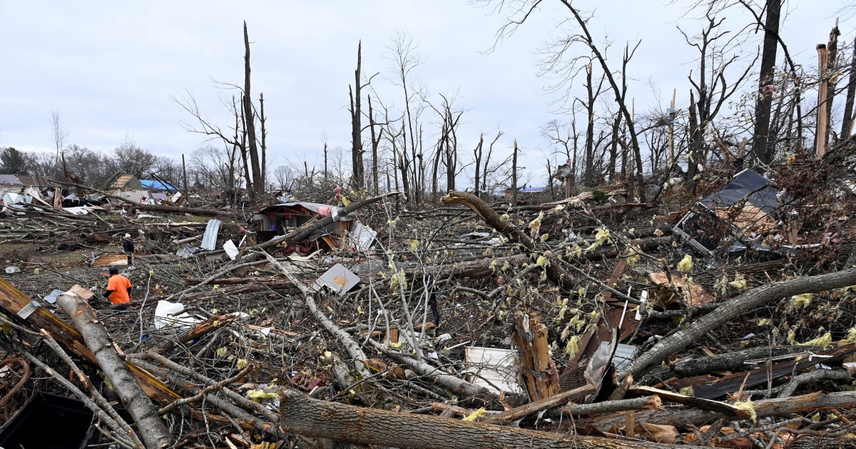 4-месечно бе намерено в безопасност от родители в съборено дърво, след като беше отнесено от торнадо в Тенеси