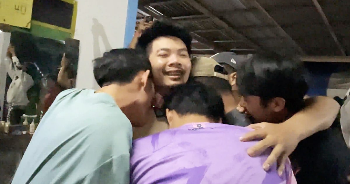 Освободеният тайландски заложник се завръща в родното си село в емоционална среща със семейството си