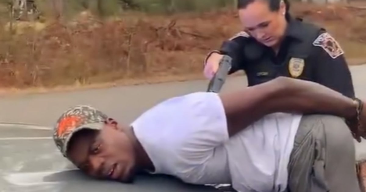 Служител от Алабама в отпуск, след като видео показва как тя използва електрошоков пистолет върху мъж, който е с белезници и плаче