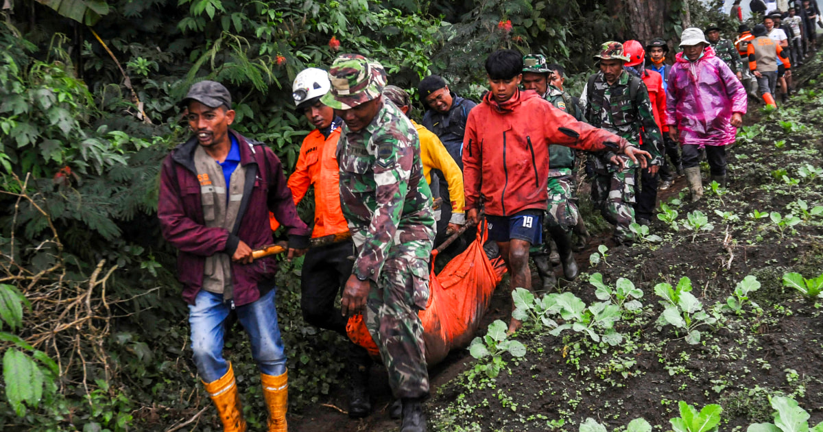 БАТУ ПАЛАНО Индонезия — Спасителите претърсващи опасните склонове на индонезийския